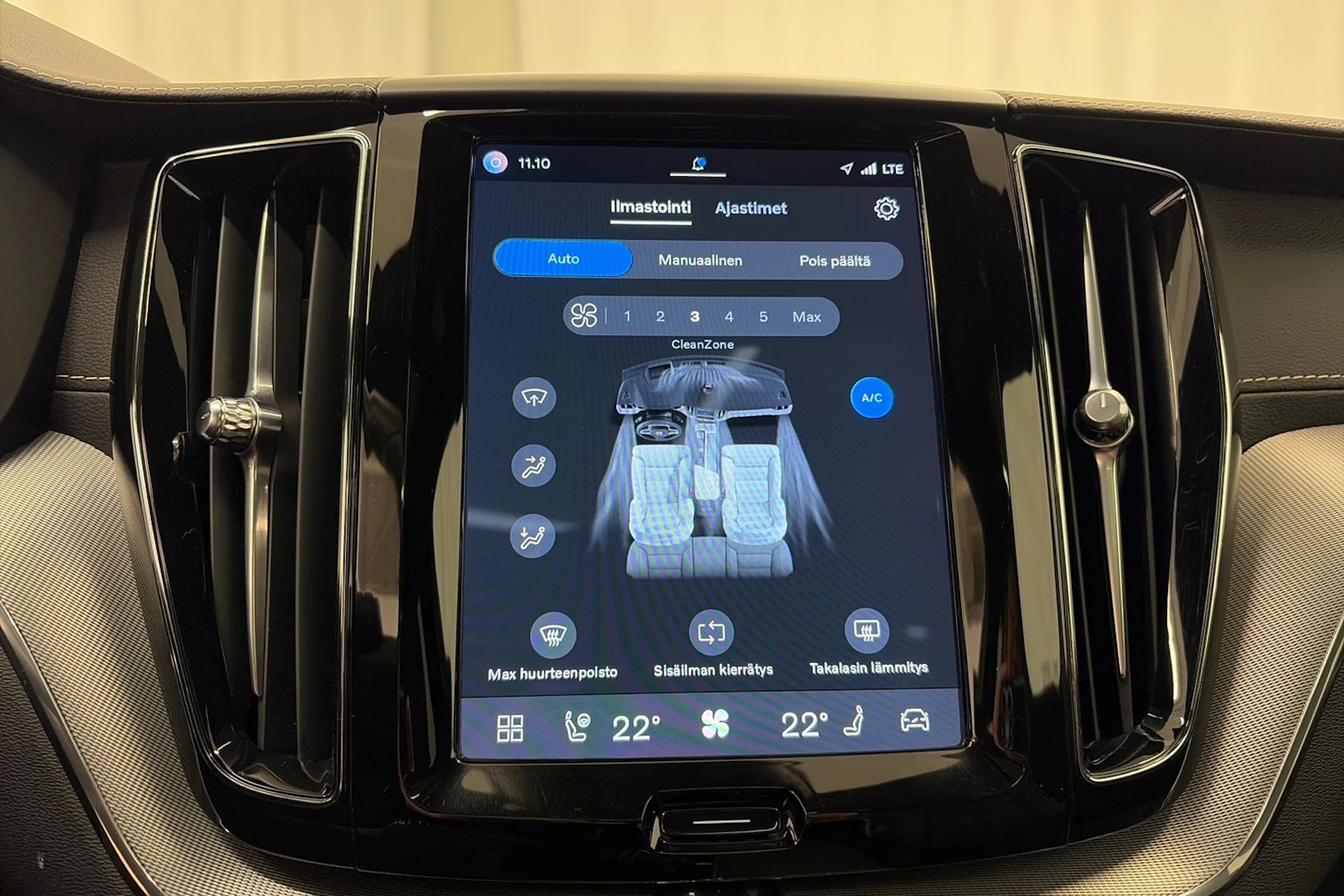 valkoinen Volvo XC60 2022 kuva 23.