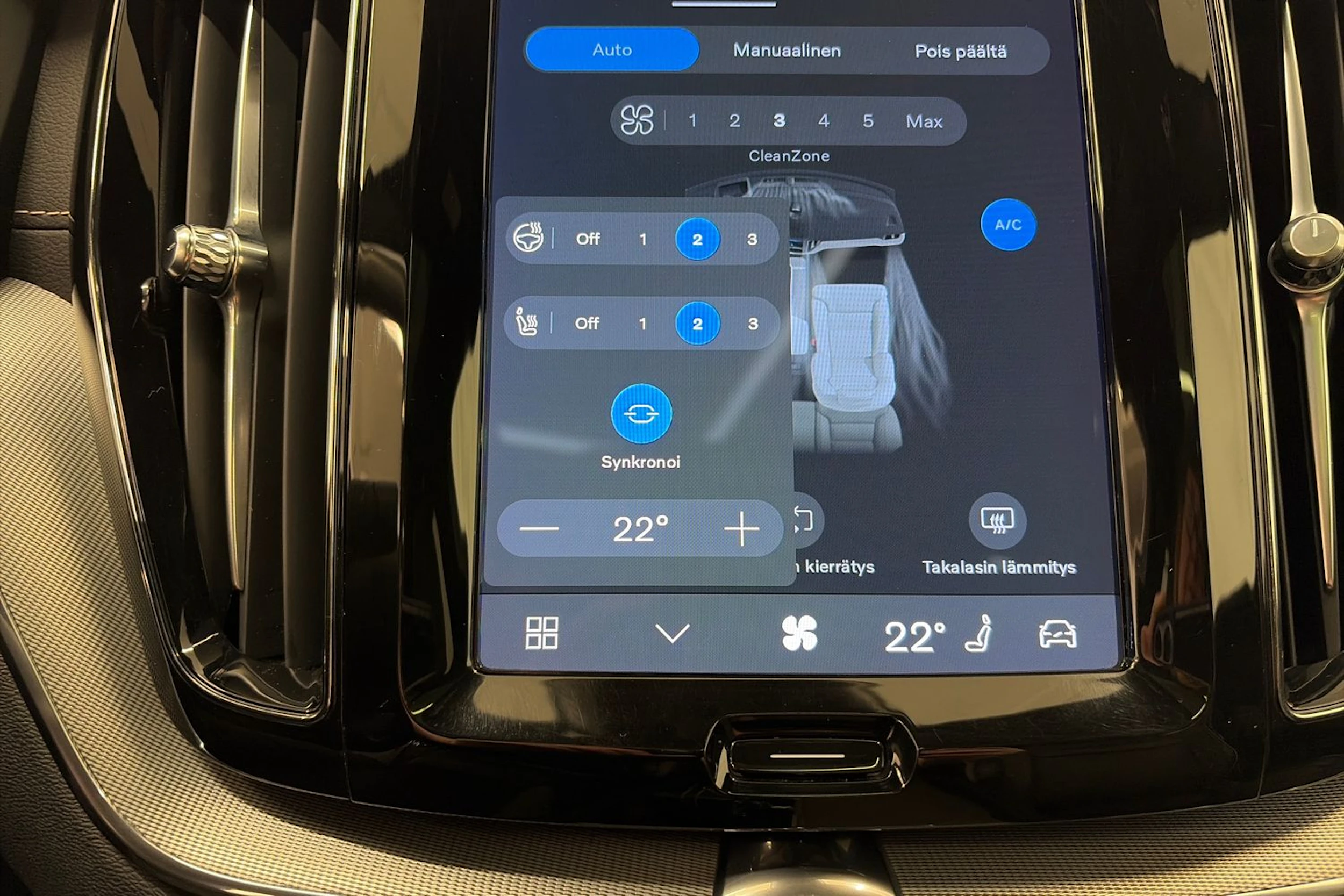 valkoinen Volvo XC60 2022 kuva 24.