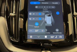 valkoinen Volvo XC60 2022 kuva 24.