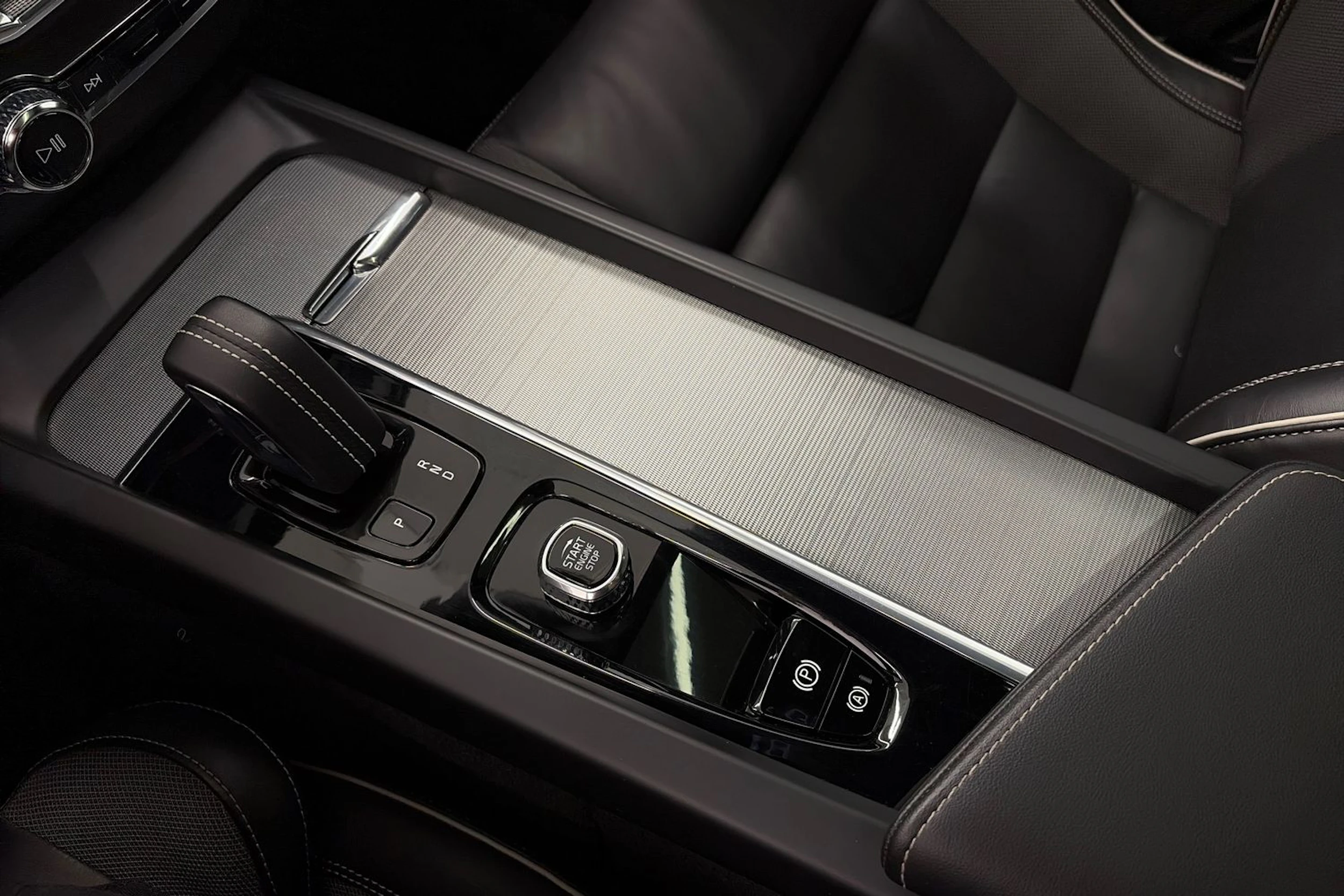 valkoinen Volvo XC60 2022 kuva 26.