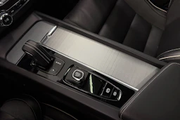 valkoinen Volvo XC60 2022 kuva 26.