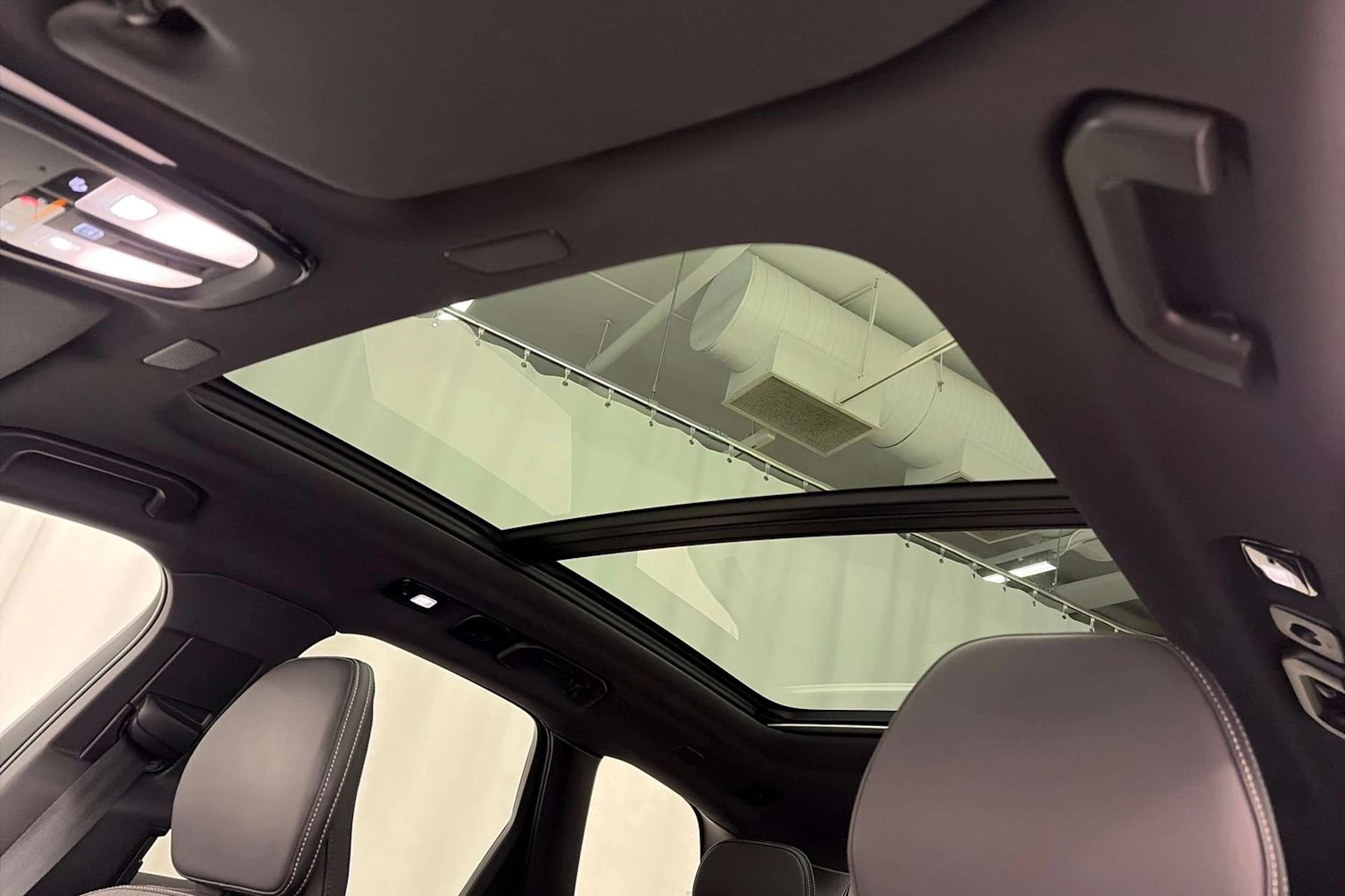 valkoinen Volvo XC60 2022 kuva 27.