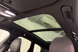 valkoinen Volvo XC60 2022 kuva 27.