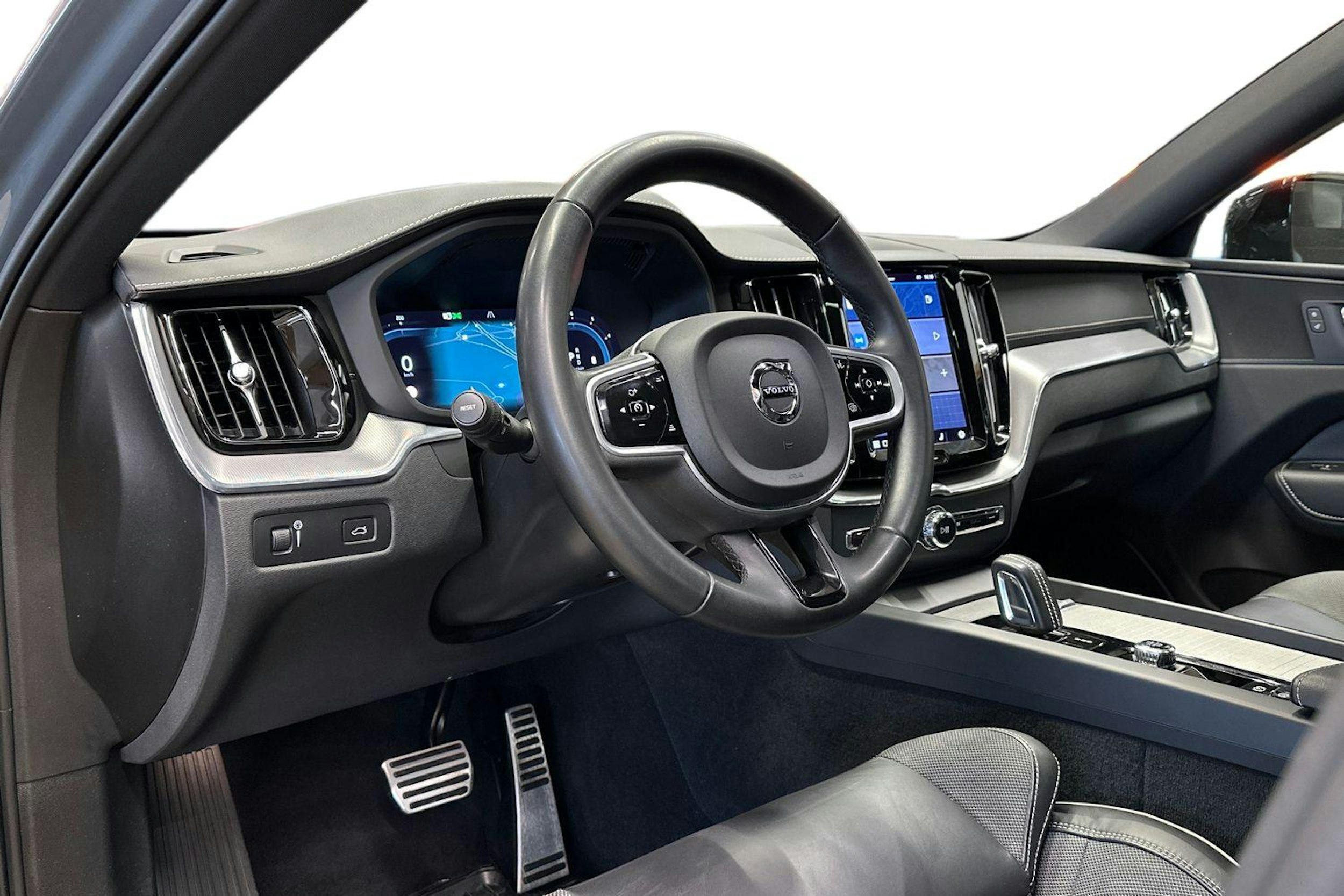 harmaa Volvo XC60 2022 kuva 7.