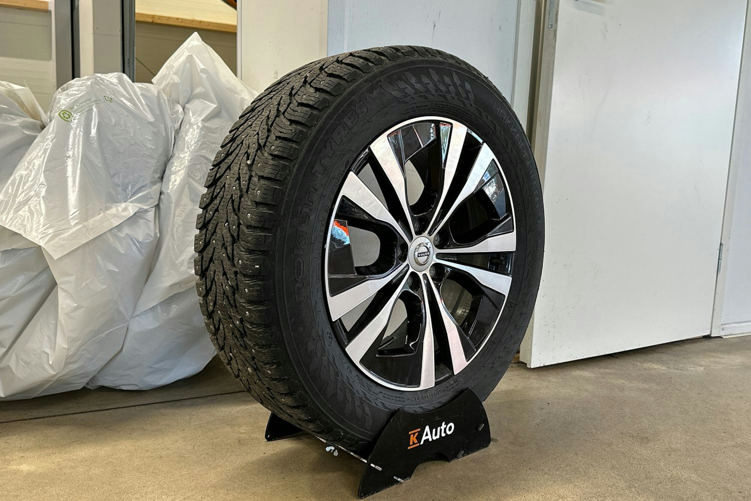harmaa Volvo XC60 2022 kuva 13.