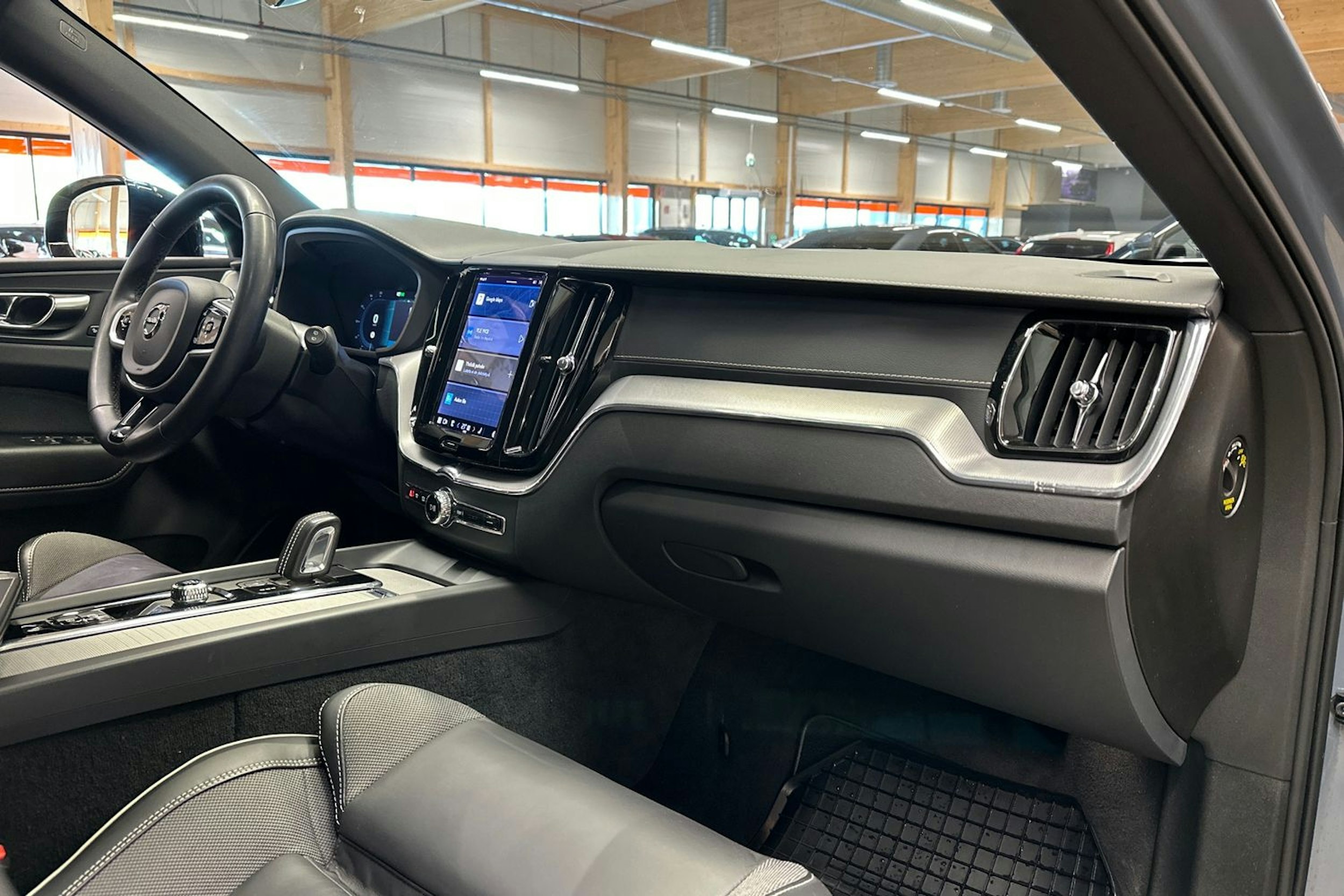 harmaa Volvo XC60 2022 kuva 14.