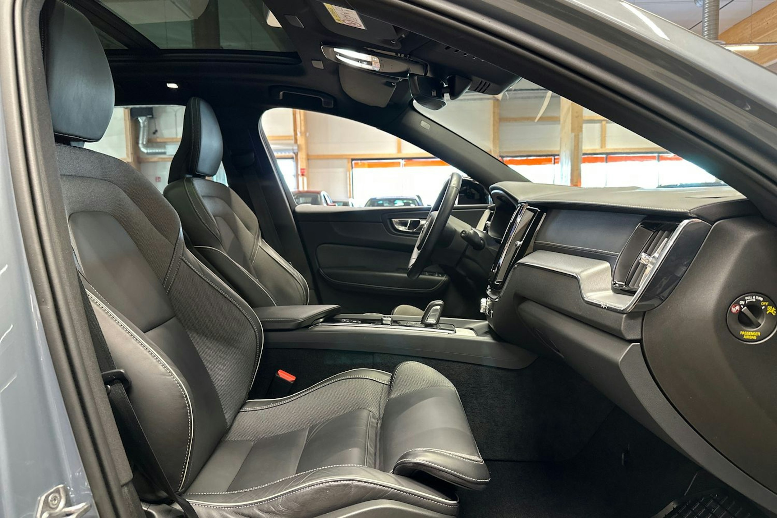 harmaa Volvo XC60 2022 kuva 15.