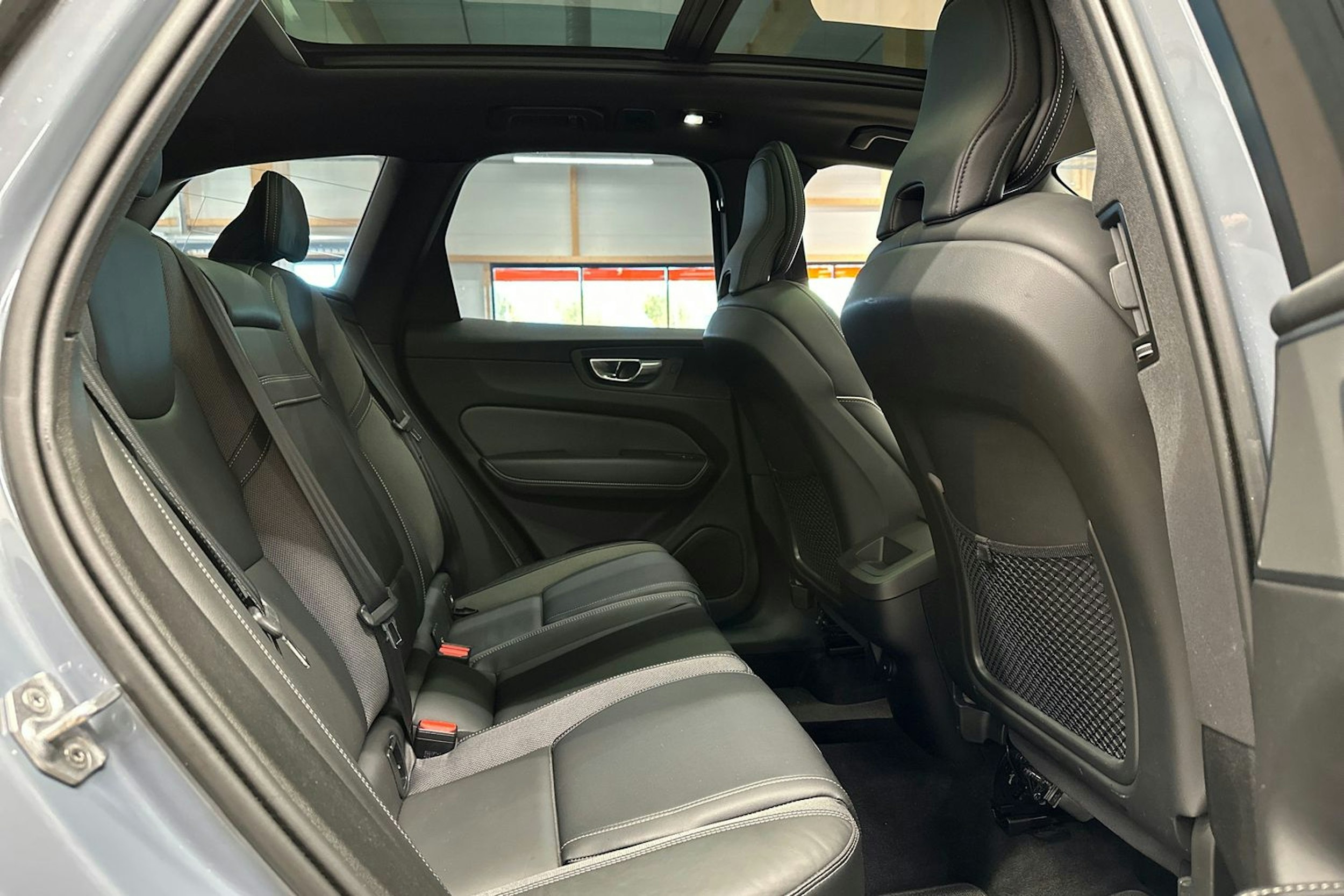 harmaa Volvo XC60 2022 kuva 16.