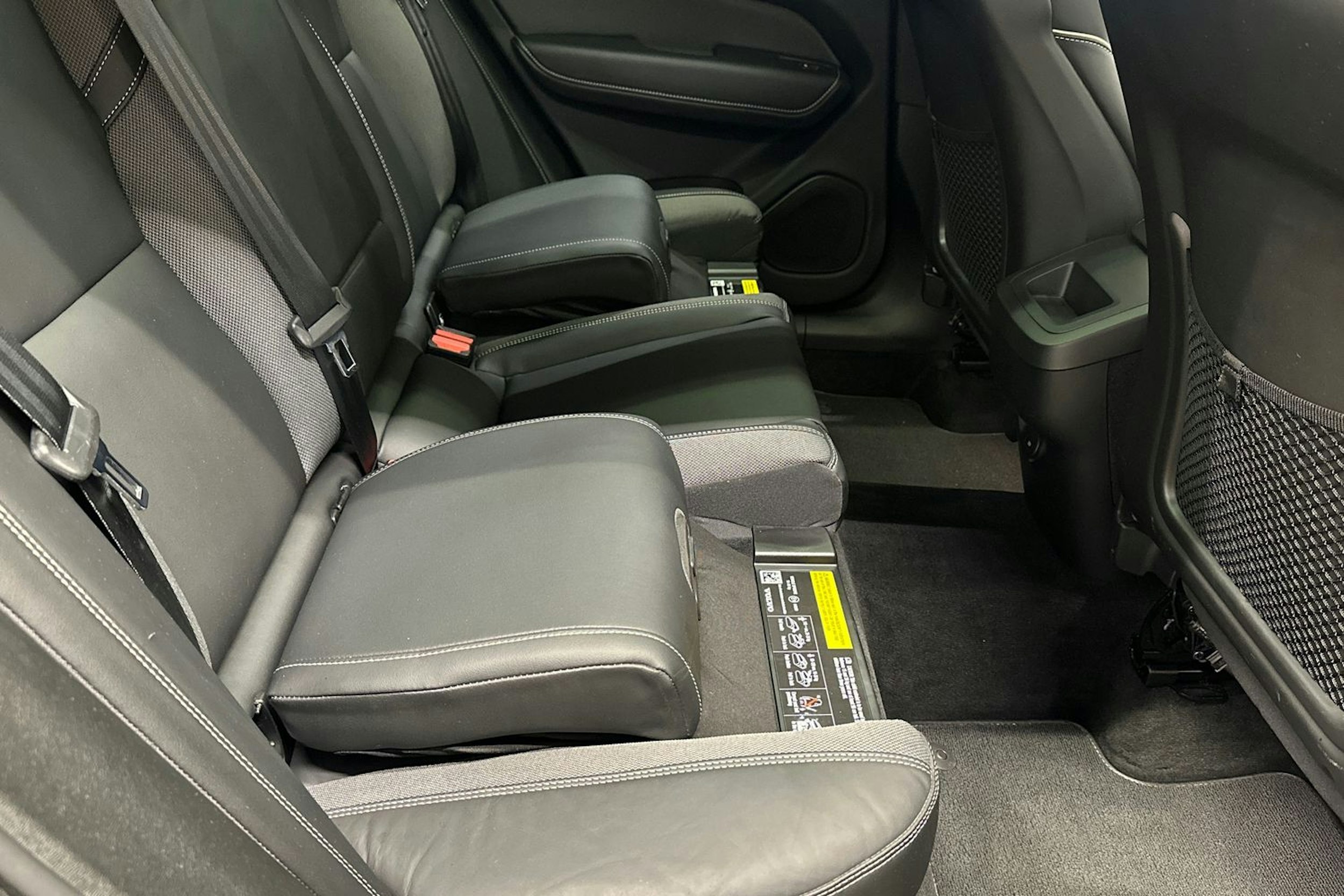 harmaa Volvo XC60 2022 kuva 17.