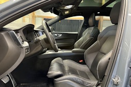 harmaa Volvo XC60 2022 kuva 18.
