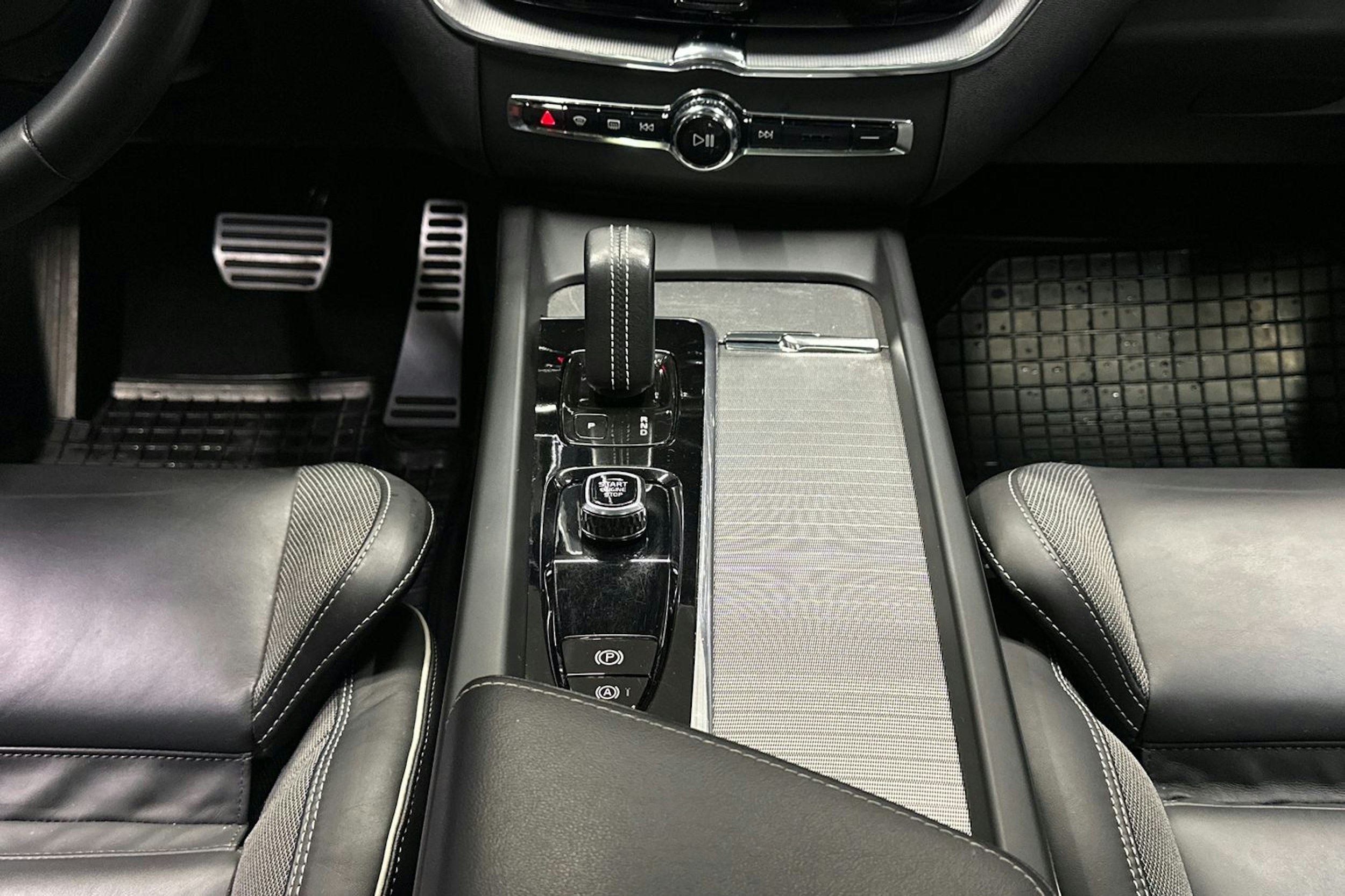 harmaa Volvo XC60 2022 kuva 26.