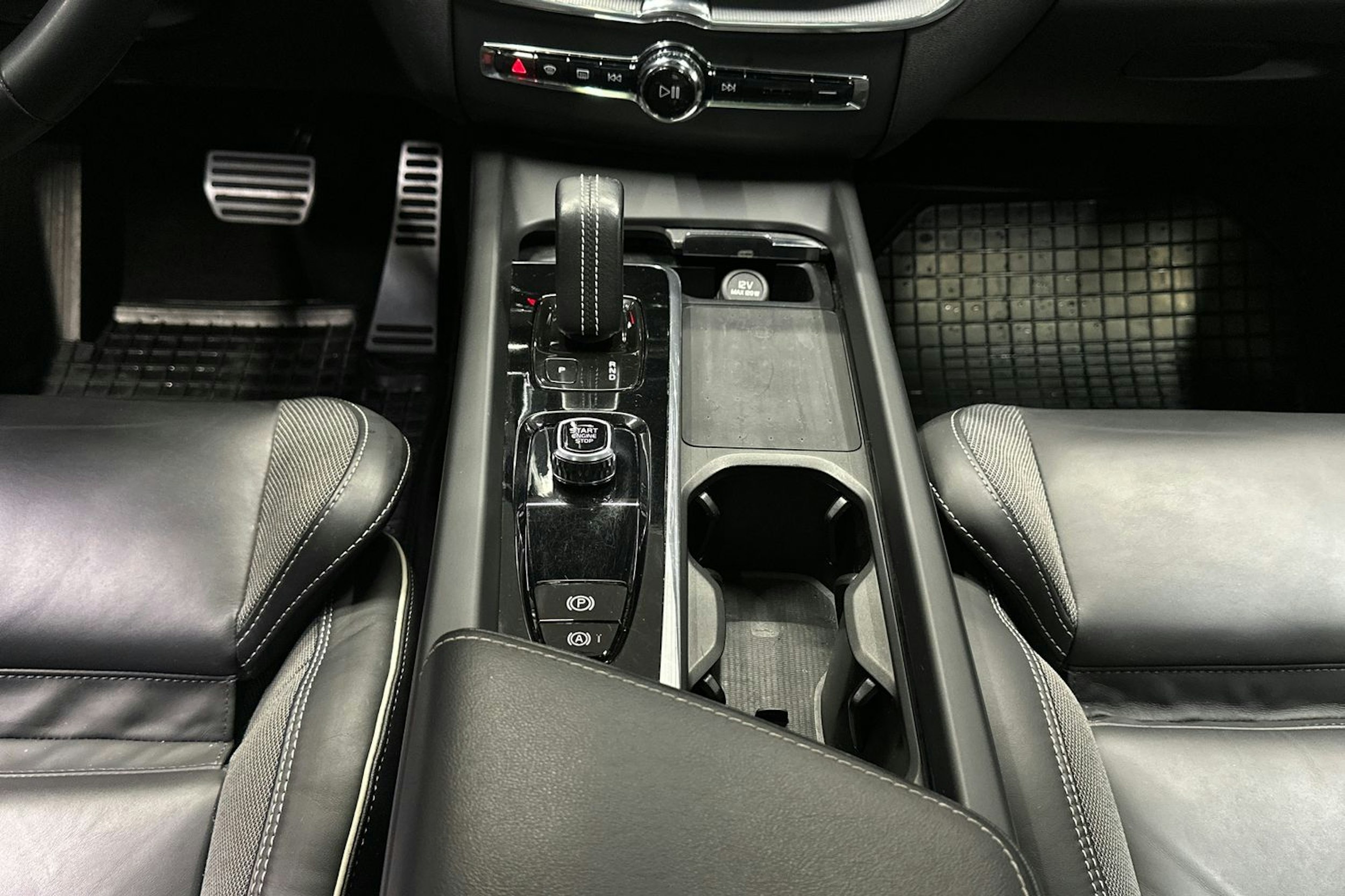 harmaa Volvo XC60 2022 kuva 27.