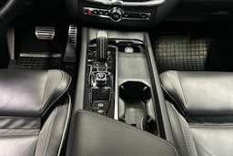 harmaa Volvo XC60 2022 kuva 27.
