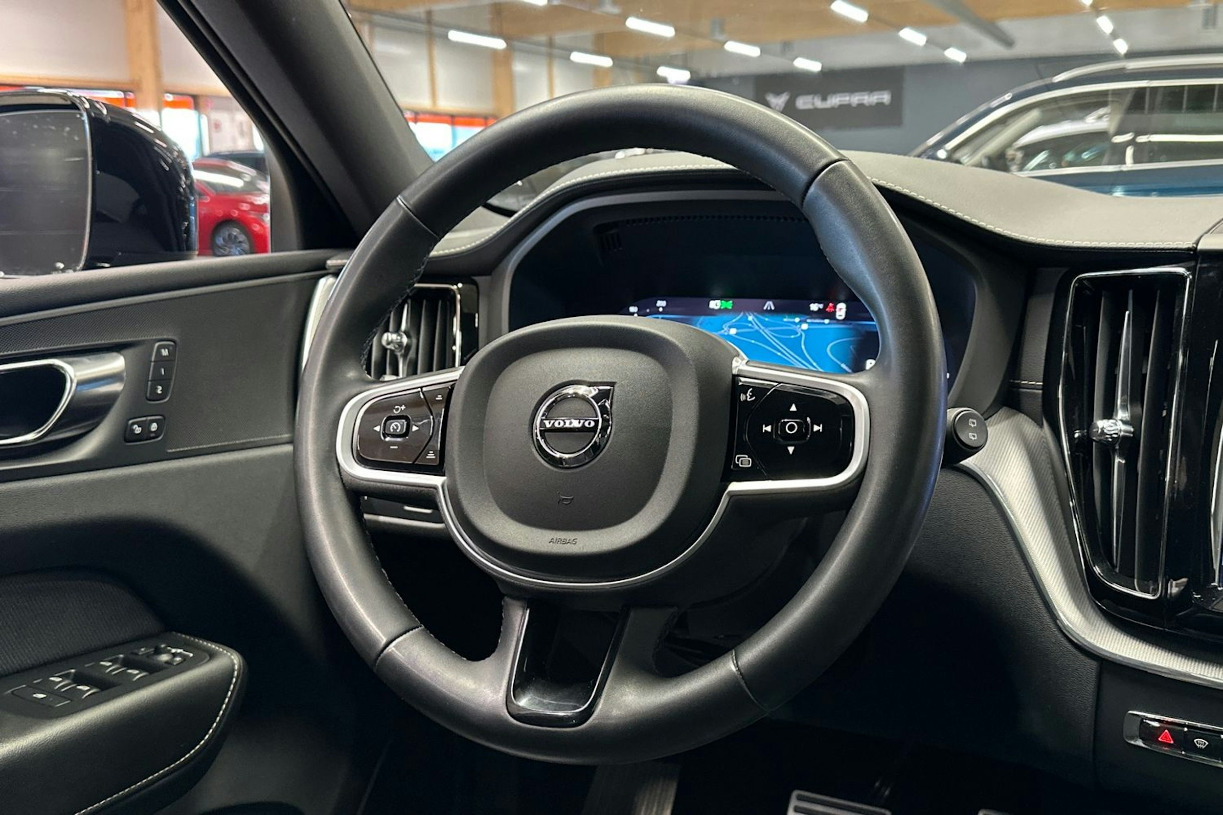harmaa Volvo XC60 2022 kuva 29.
