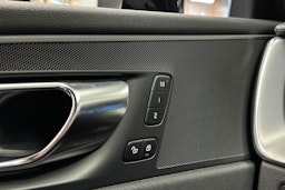 harmaa Volvo XC60 2022 kuva 33.
