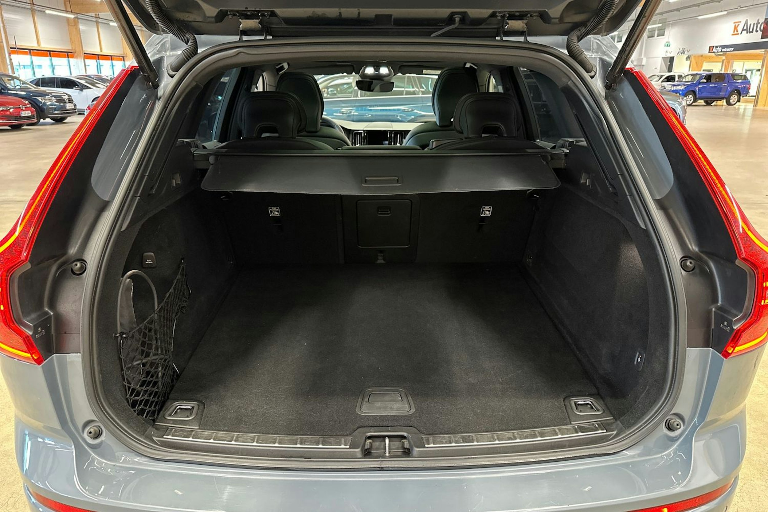 harmaa Volvo XC60 2022 kuva 35.