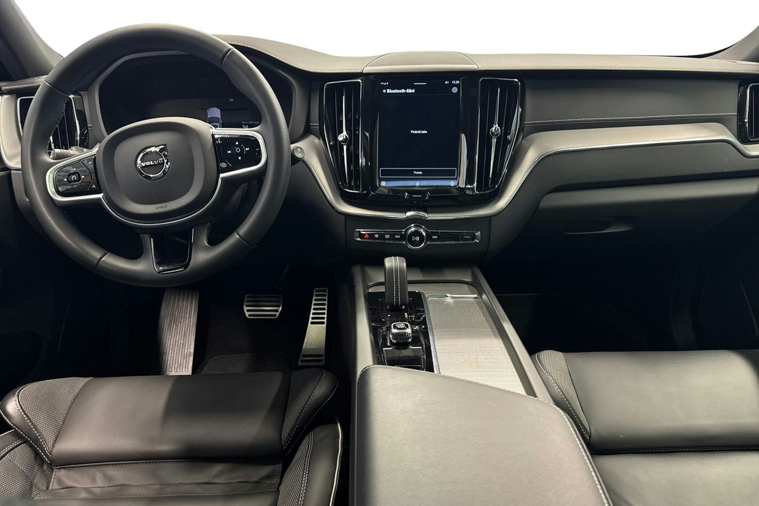 harmaa Volvo XC60 2022 kuva 29.