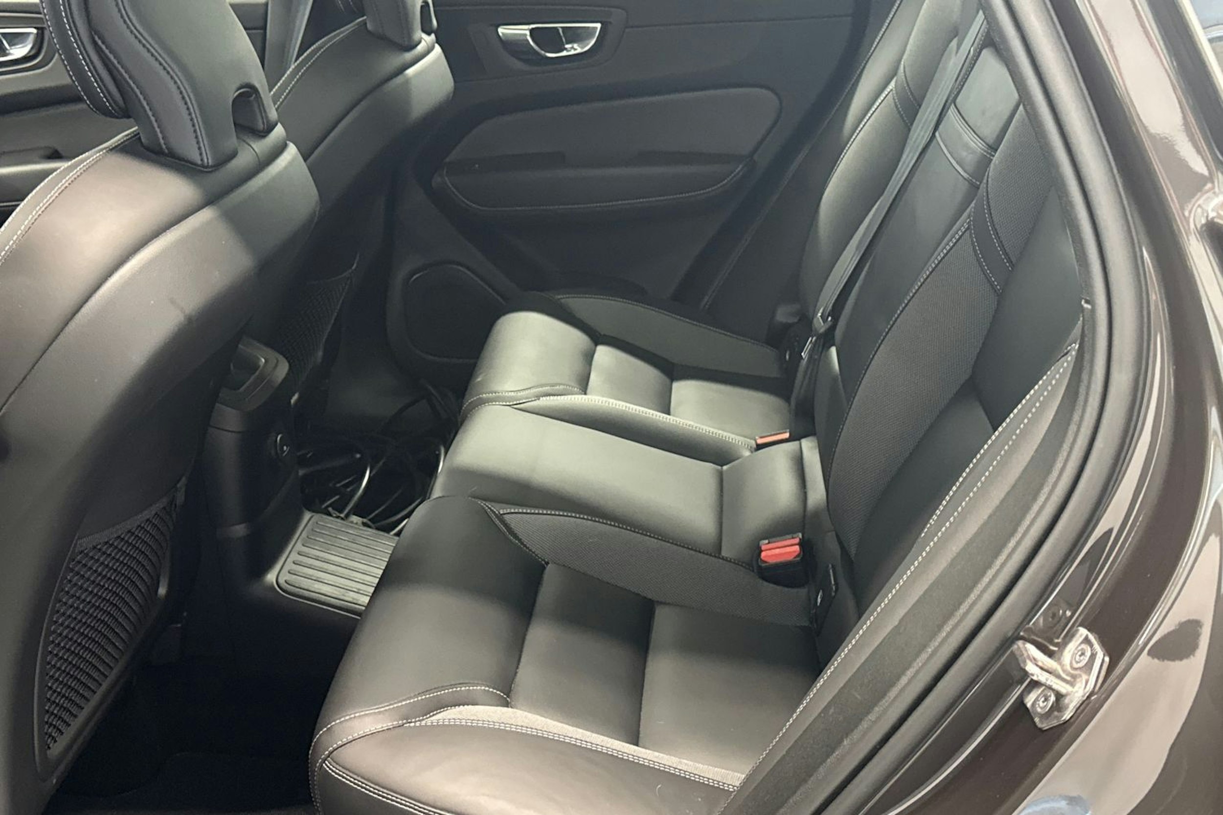 harmaa Volvo XC60 2022 kuva 30.