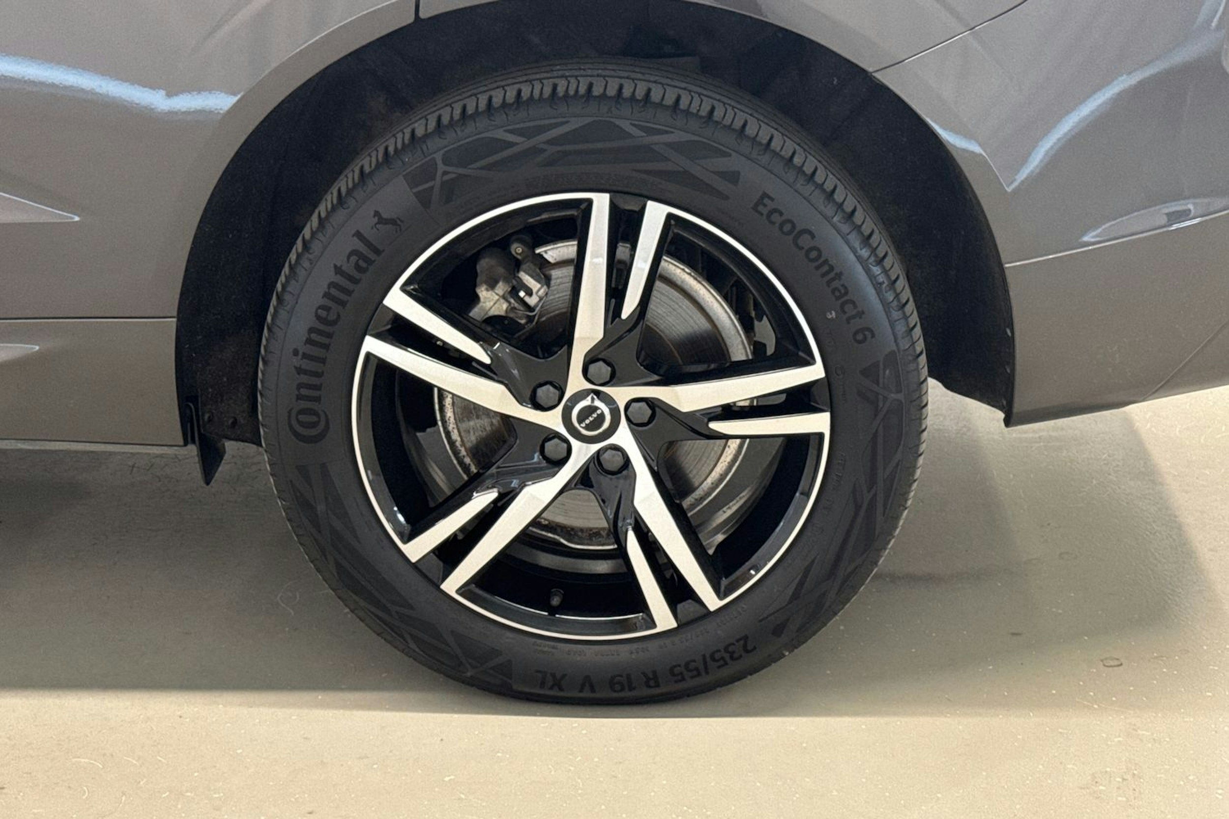 harmaa Volvo XC60 2022 kuva 33.