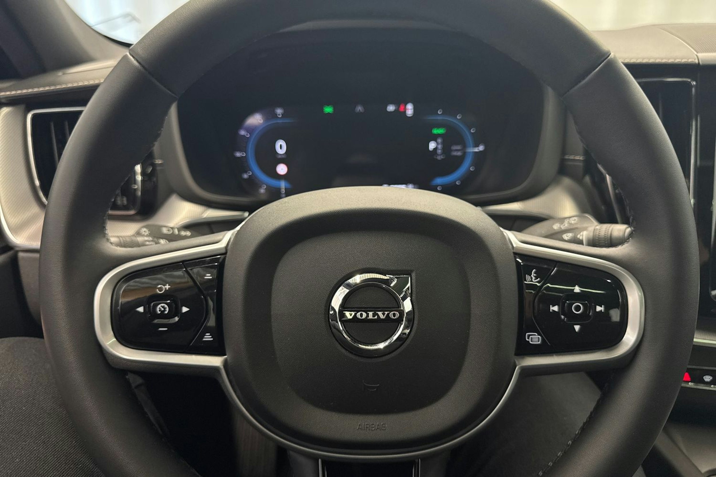 harmaa Volvo XC60 2022 kuva 34.