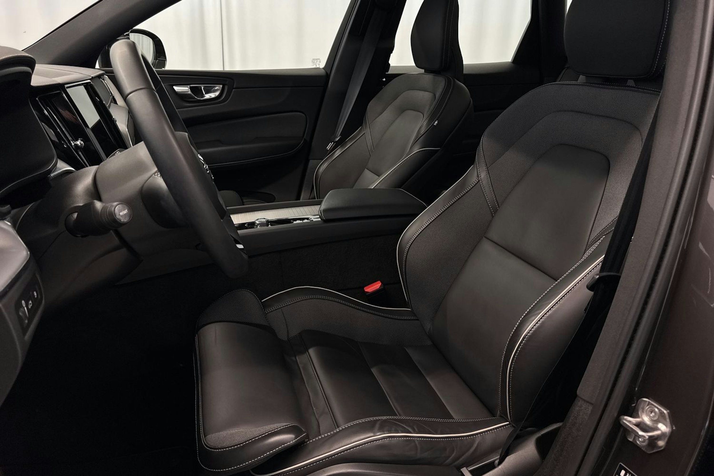 harmaa Volvo XC60 2022 kuva 40.