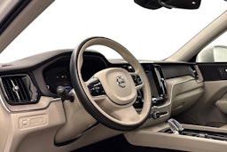 valkoinen Volvo XC60 2022 kuva 3.