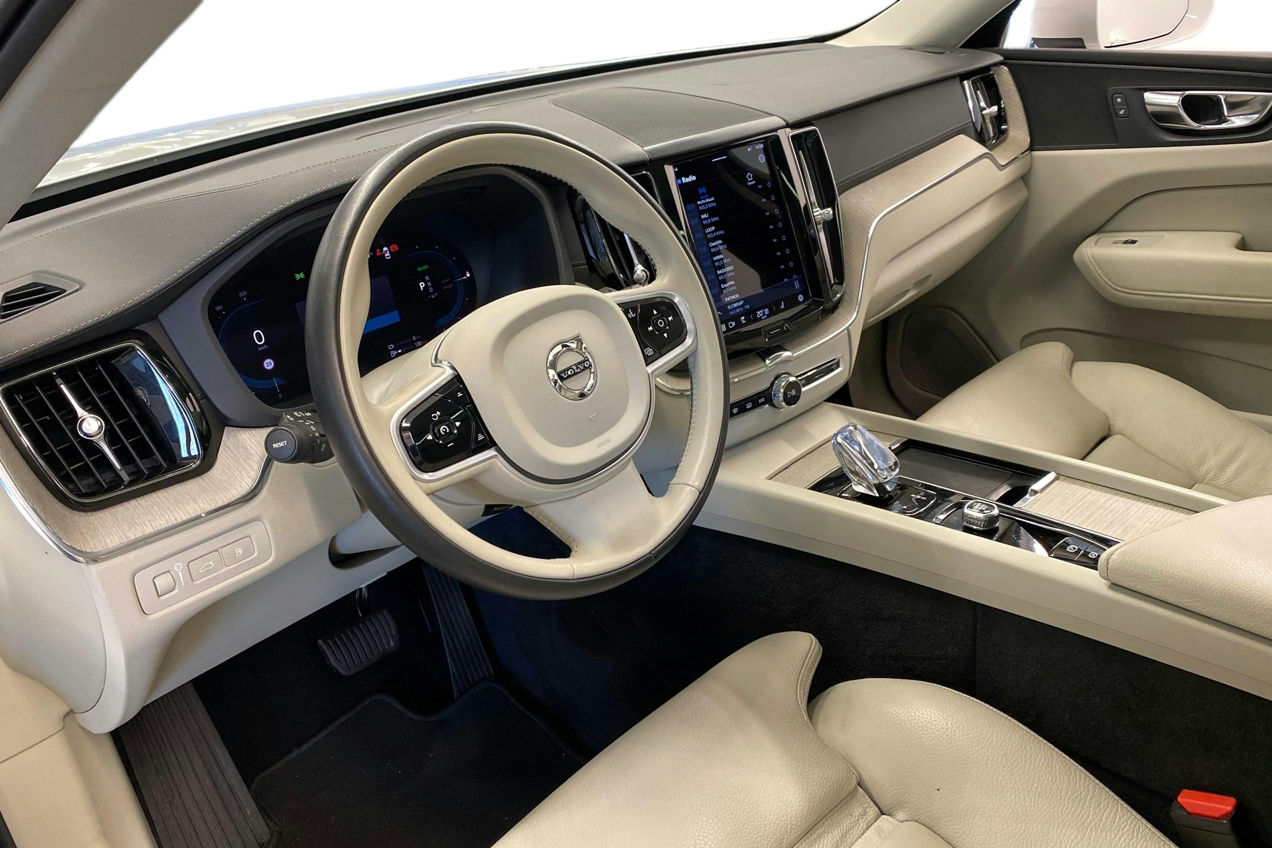 valkoinen Volvo XC60 2022 kuva 7.