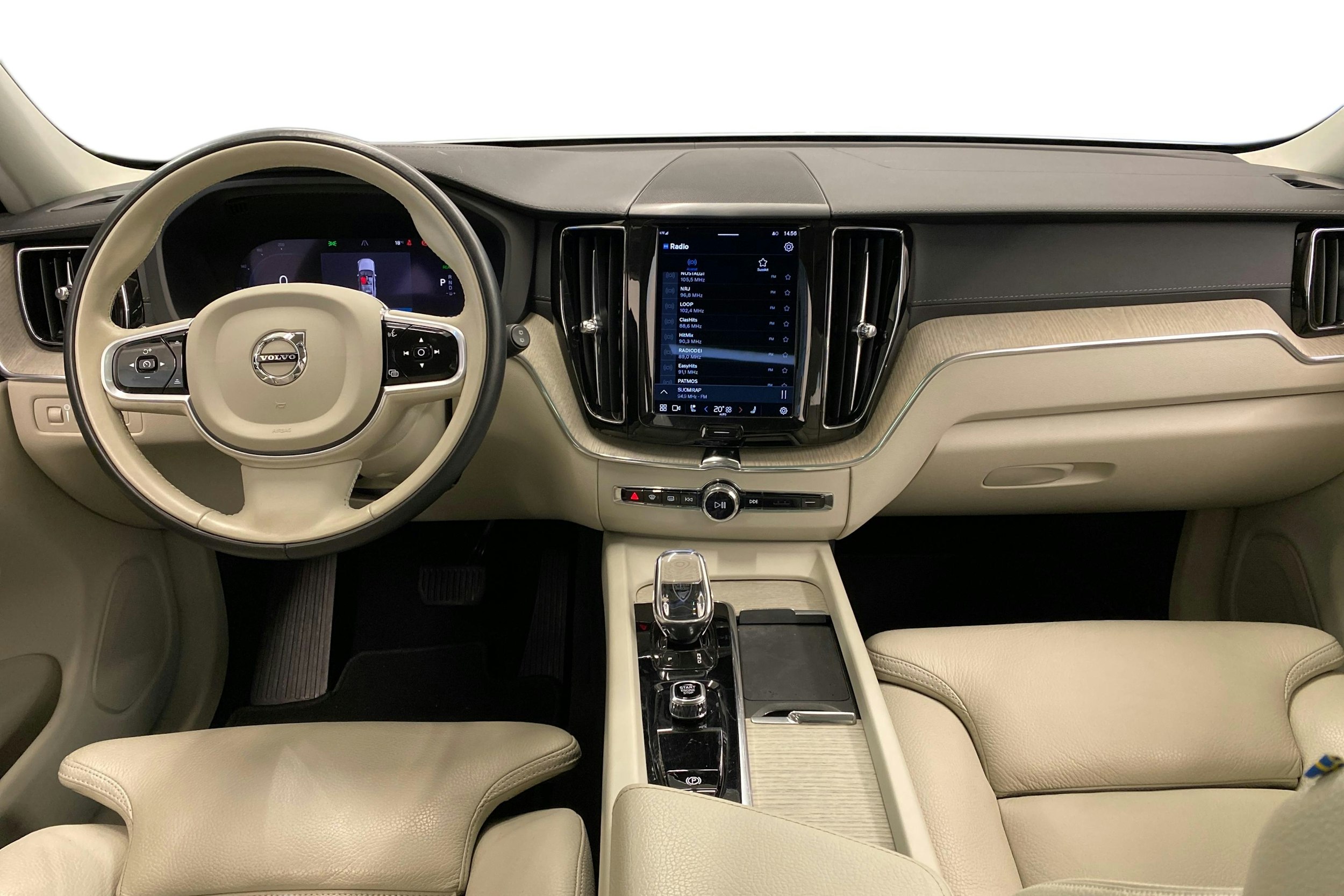 valkoinen Volvo XC60 2022 kuva 9.