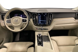 valkoinen Volvo XC60 2022 kuva 9.