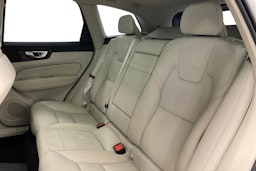 valkoinen Volvo XC60 2022 kuva 10.