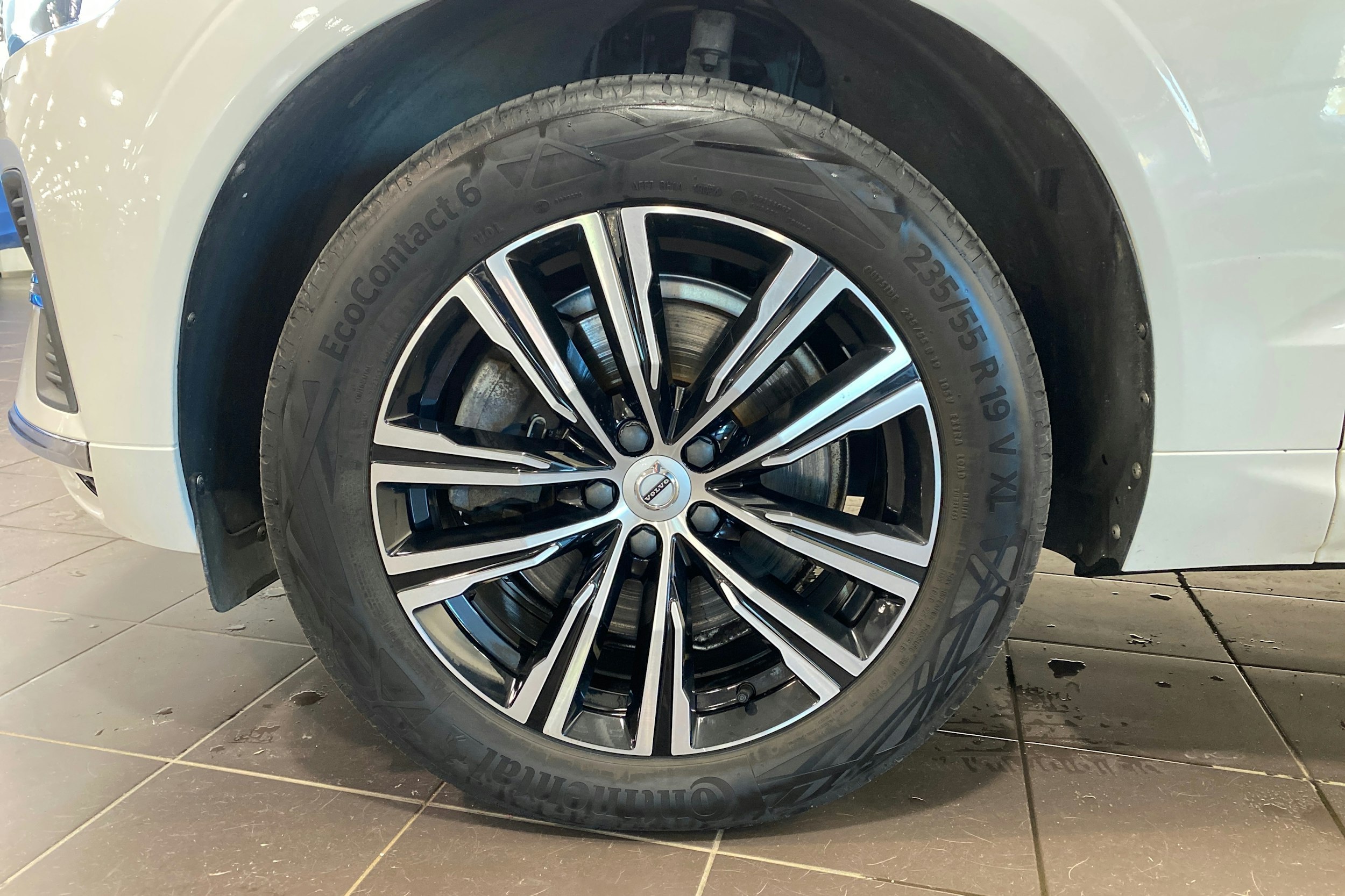 valkoinen Volvo XC60 2022 kuva 11.
