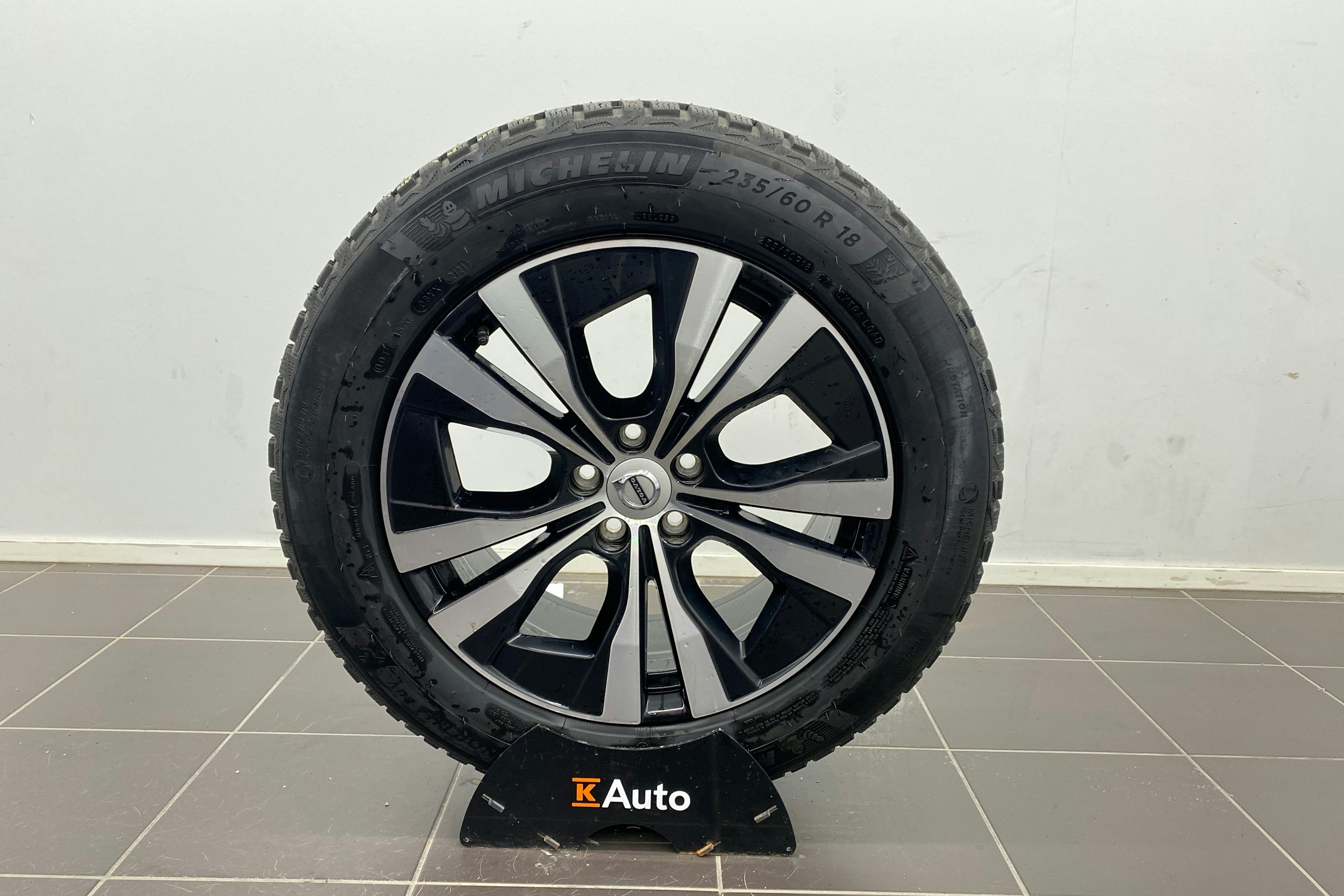valkoinen Volvo XC60 2022 kuva 13.
