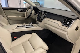 valkoinen Volvo XC60 2022 kuva 16.