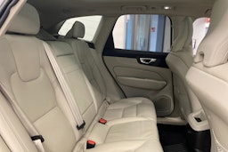 valkoinen Volvo XC60 2022 kuva 17.