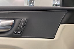 valkoinen Volvo XC60 2022 kuva 23.