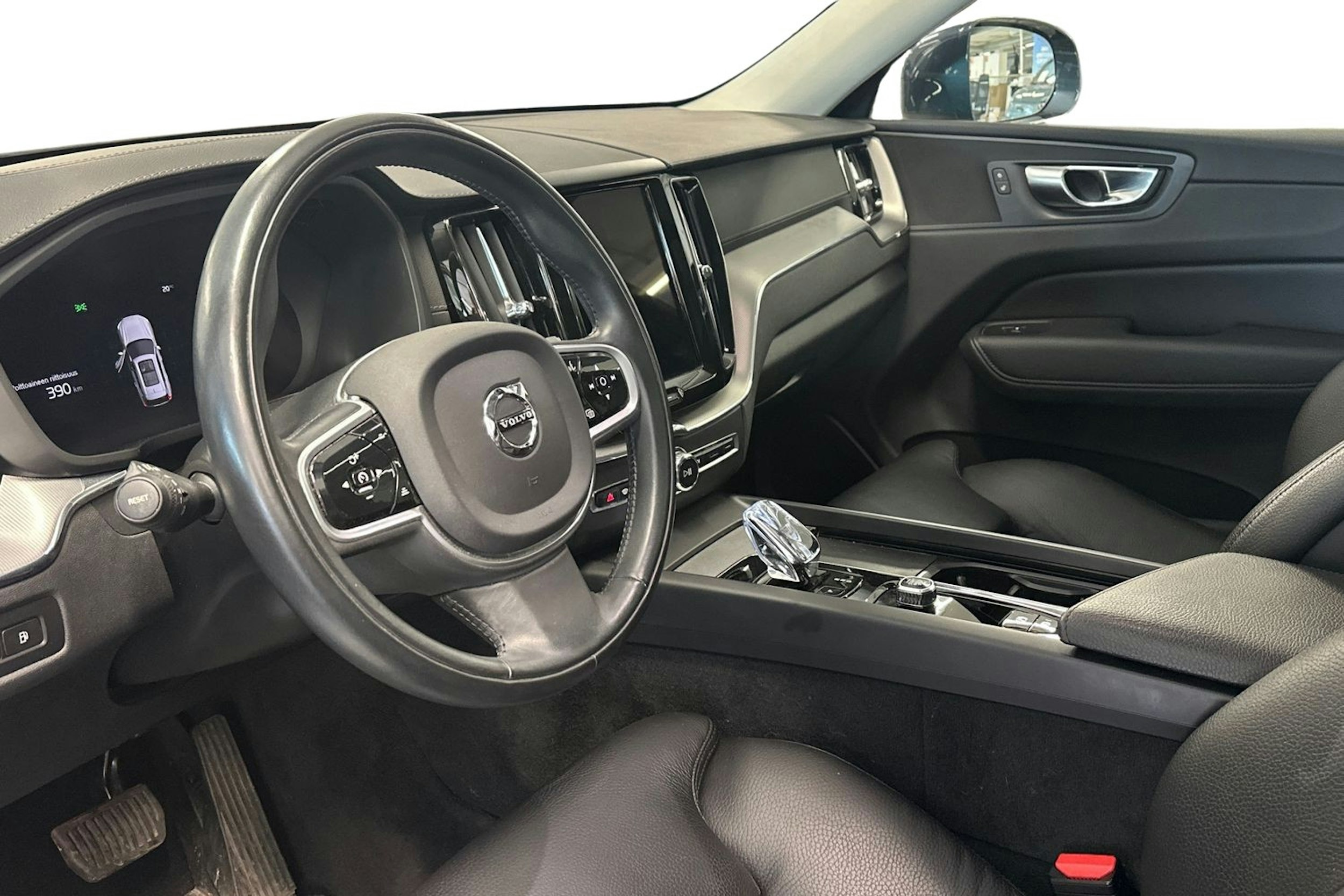 sininen Volvo XC60 2022 kuva 7.