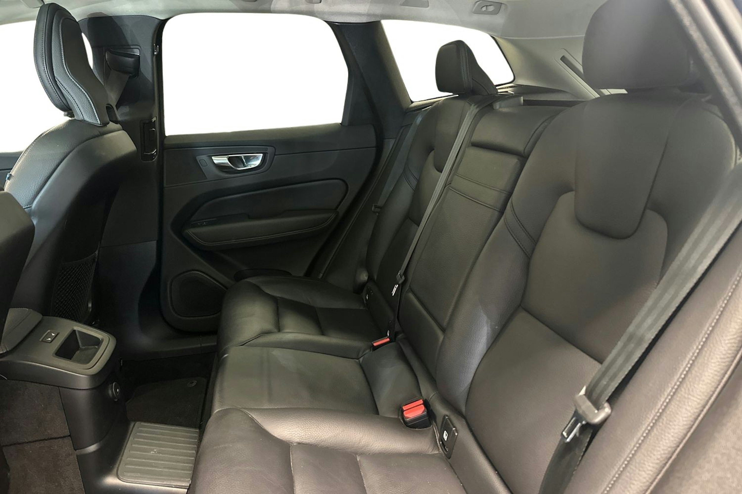sininen Volvo XC60 2022 kuva 10.