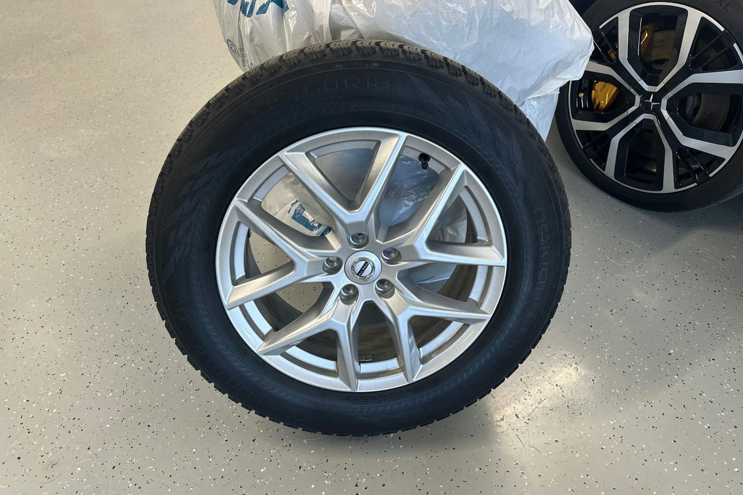 sininen Volvo XC60 2022 kuva 13.