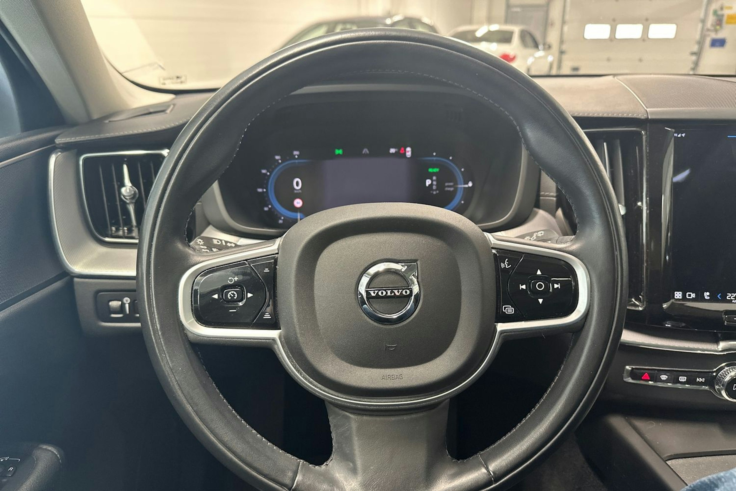 sininen Volvo XC60 2022 kuva 14.