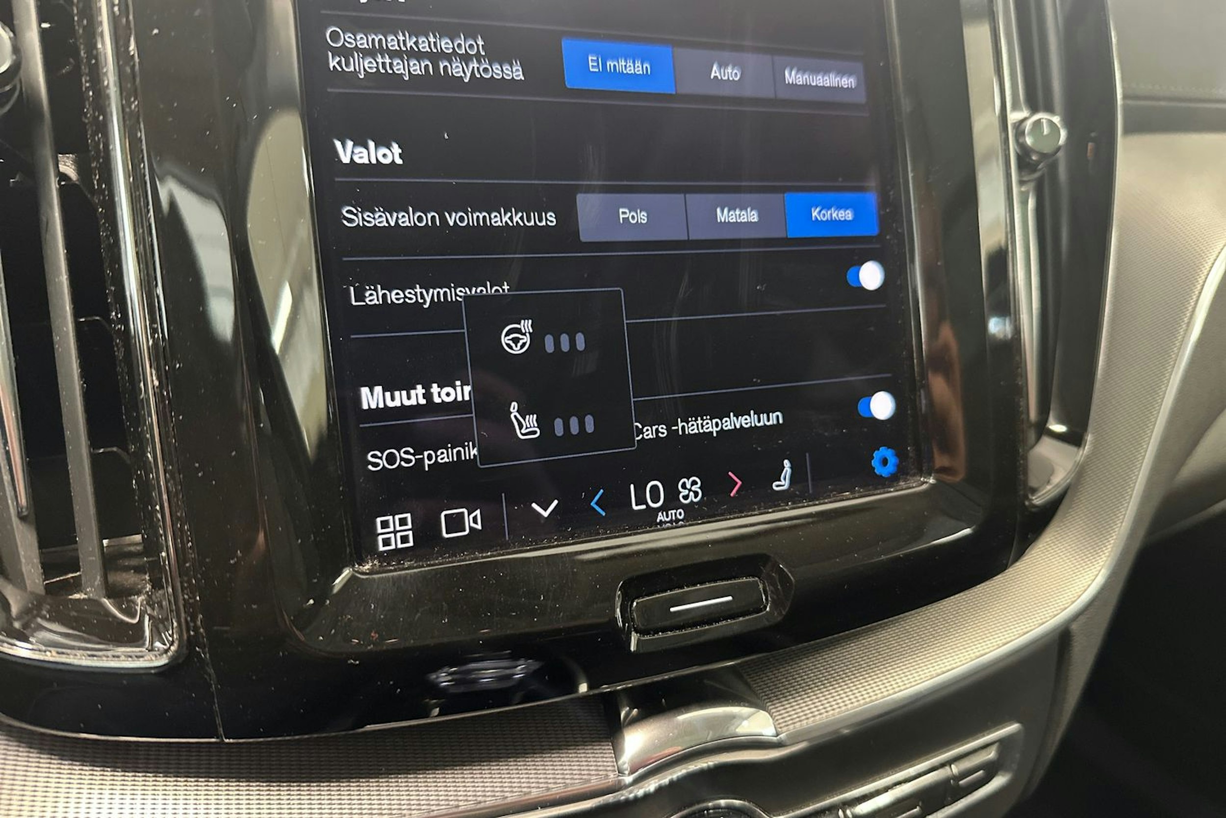 sininen Volvo XC60 2022 kuva 27.
