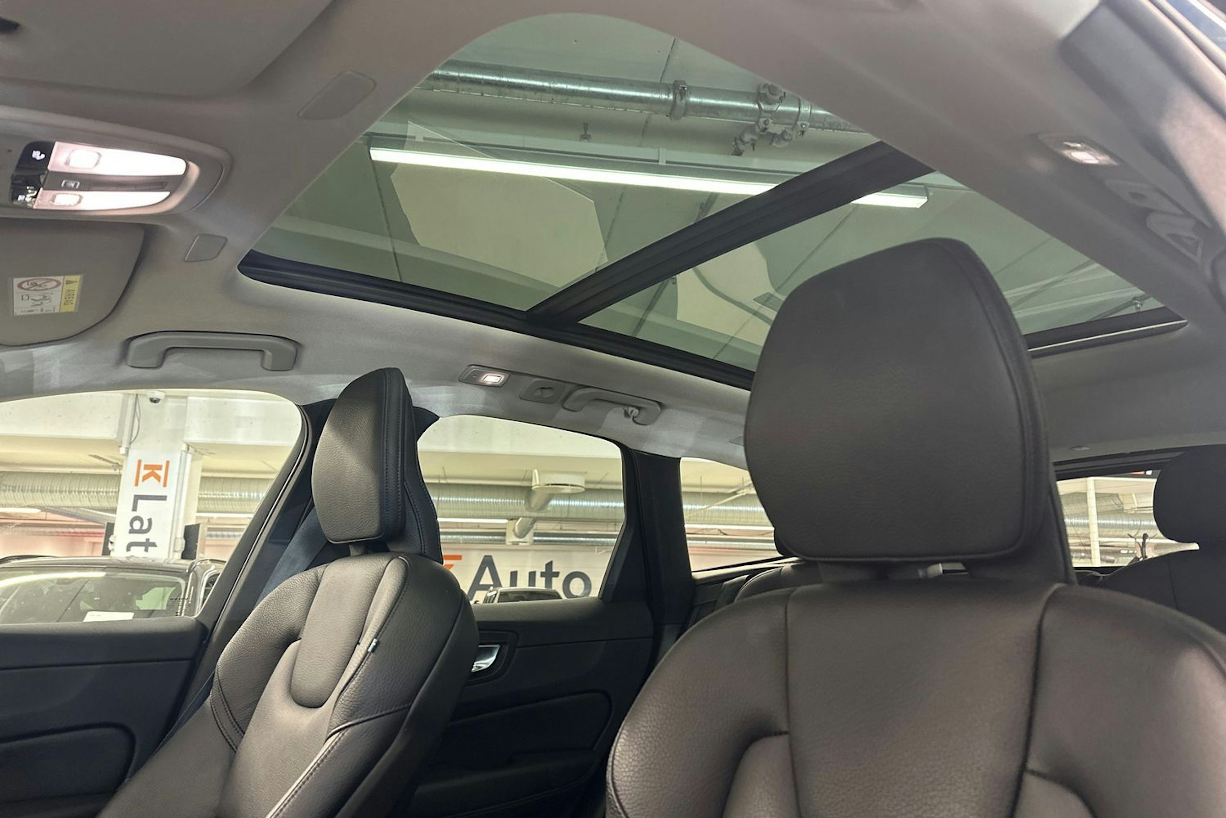 sininen Volvo XC60 2022 kuva 34.