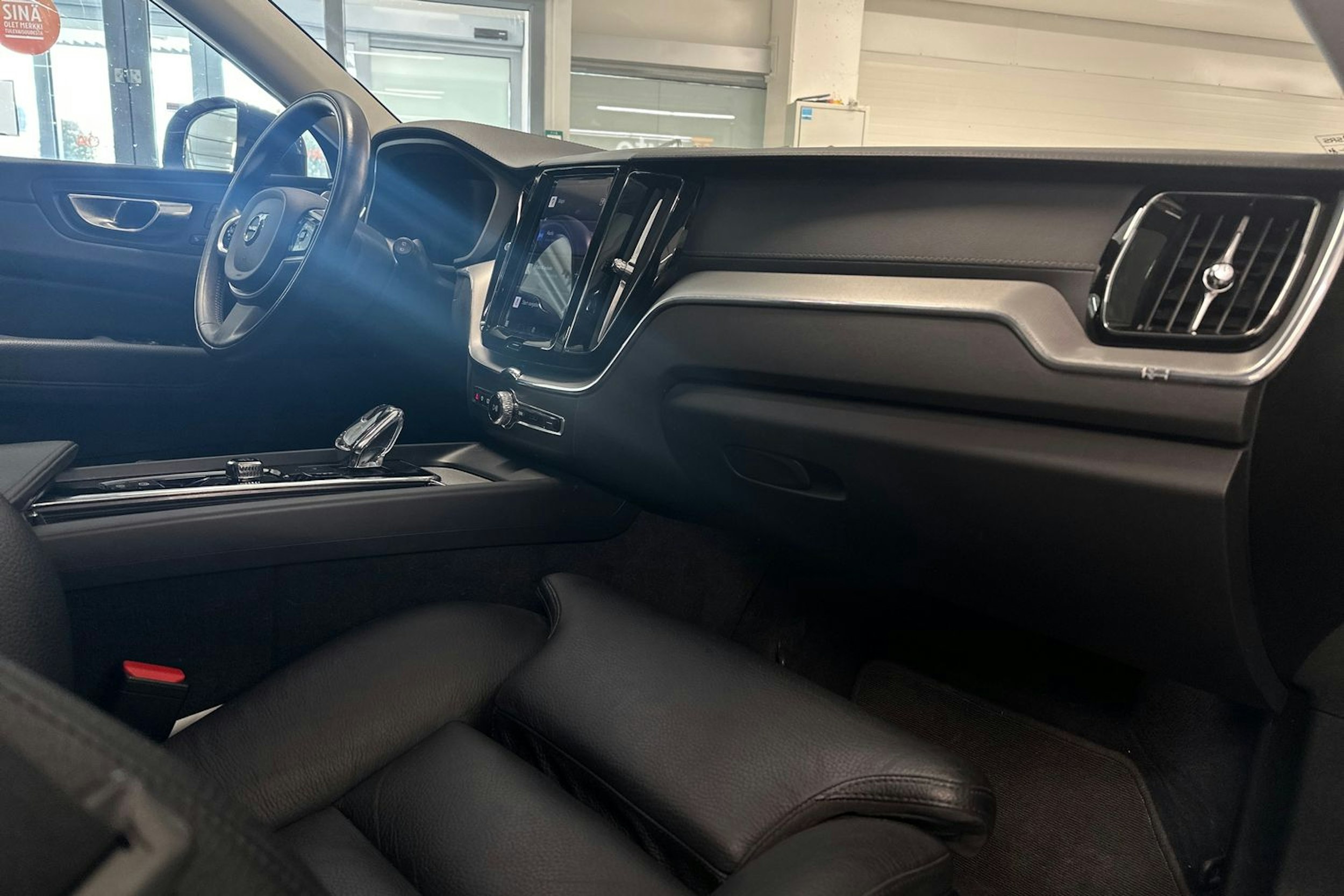 sininen Volvo XC60 2022 kuva 40.