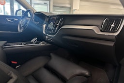sininen Volvo XC60 2022 kuva 40.