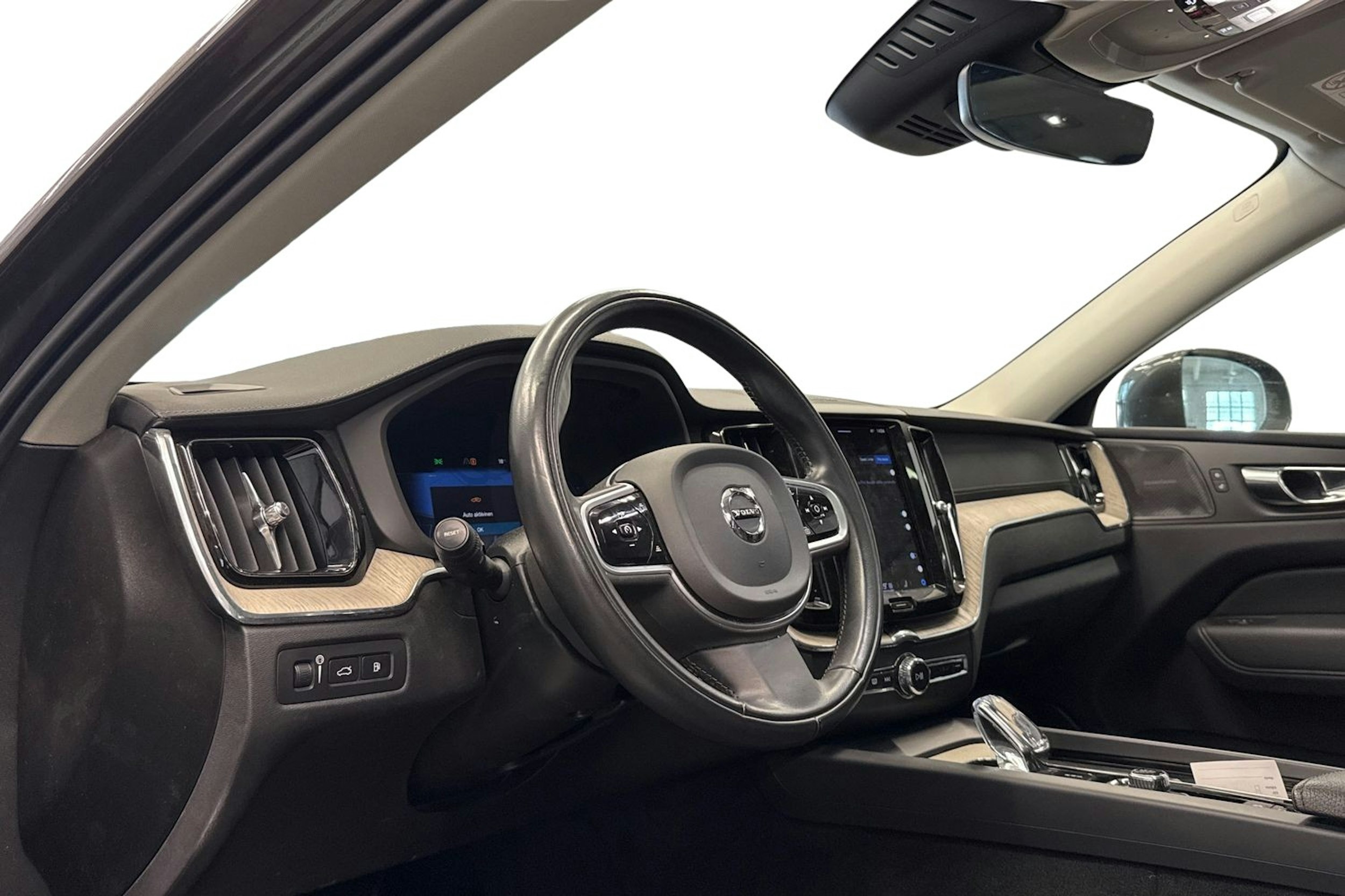 harmaa Volvo XC60 2022 kuva 3.