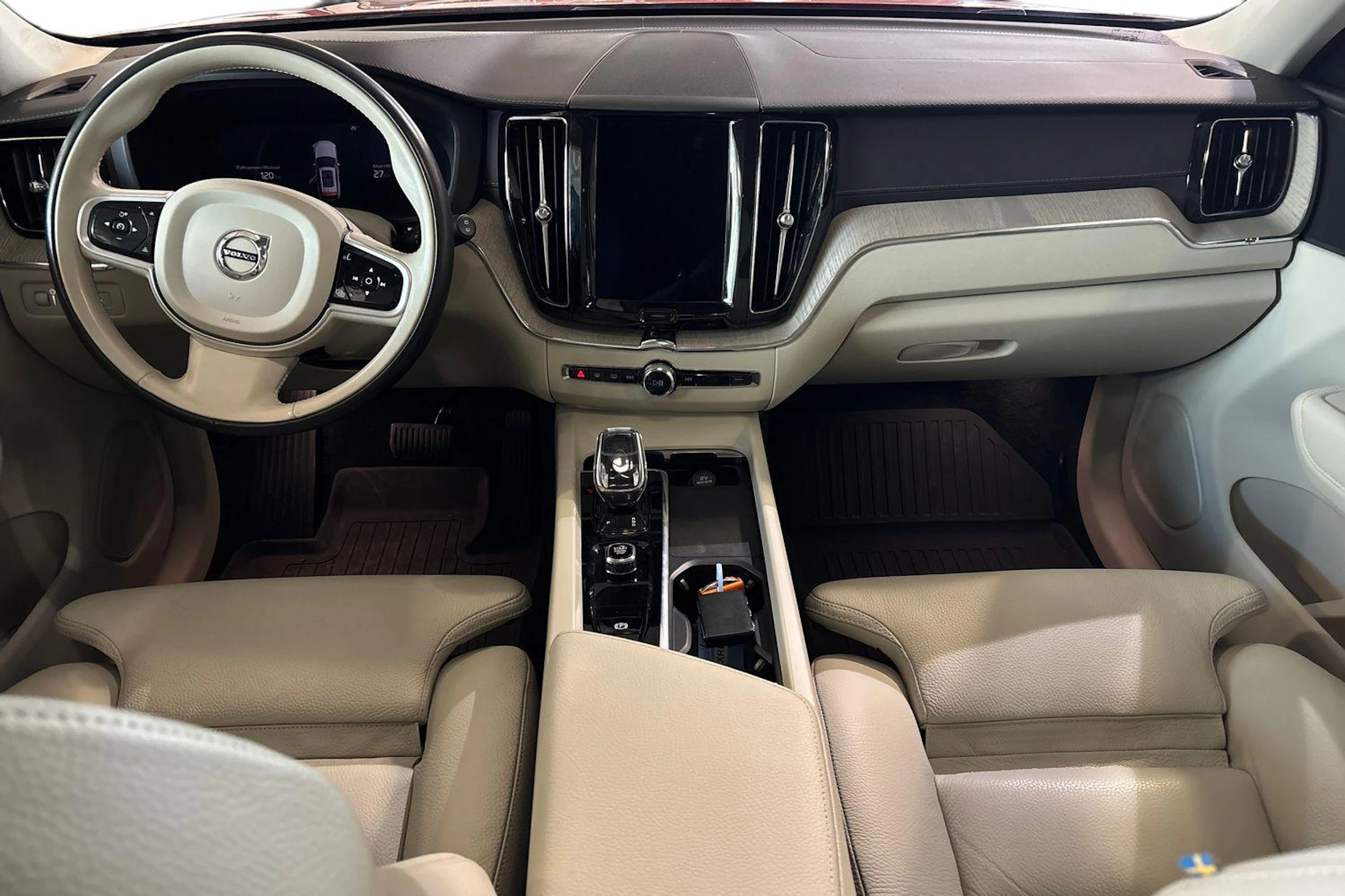punainen Volvo XC60 2022 kuva 9.
