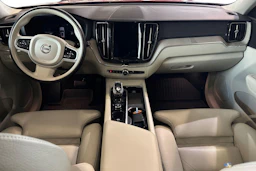 punainen Volvo XC60 2022 kuva 9.