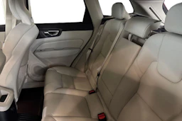 punainen Volvo XC60 2022 kuva 11.
