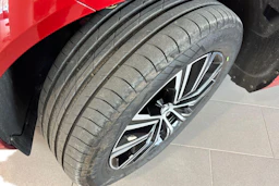 punainen Volvo XC60 2022 kuva 12.