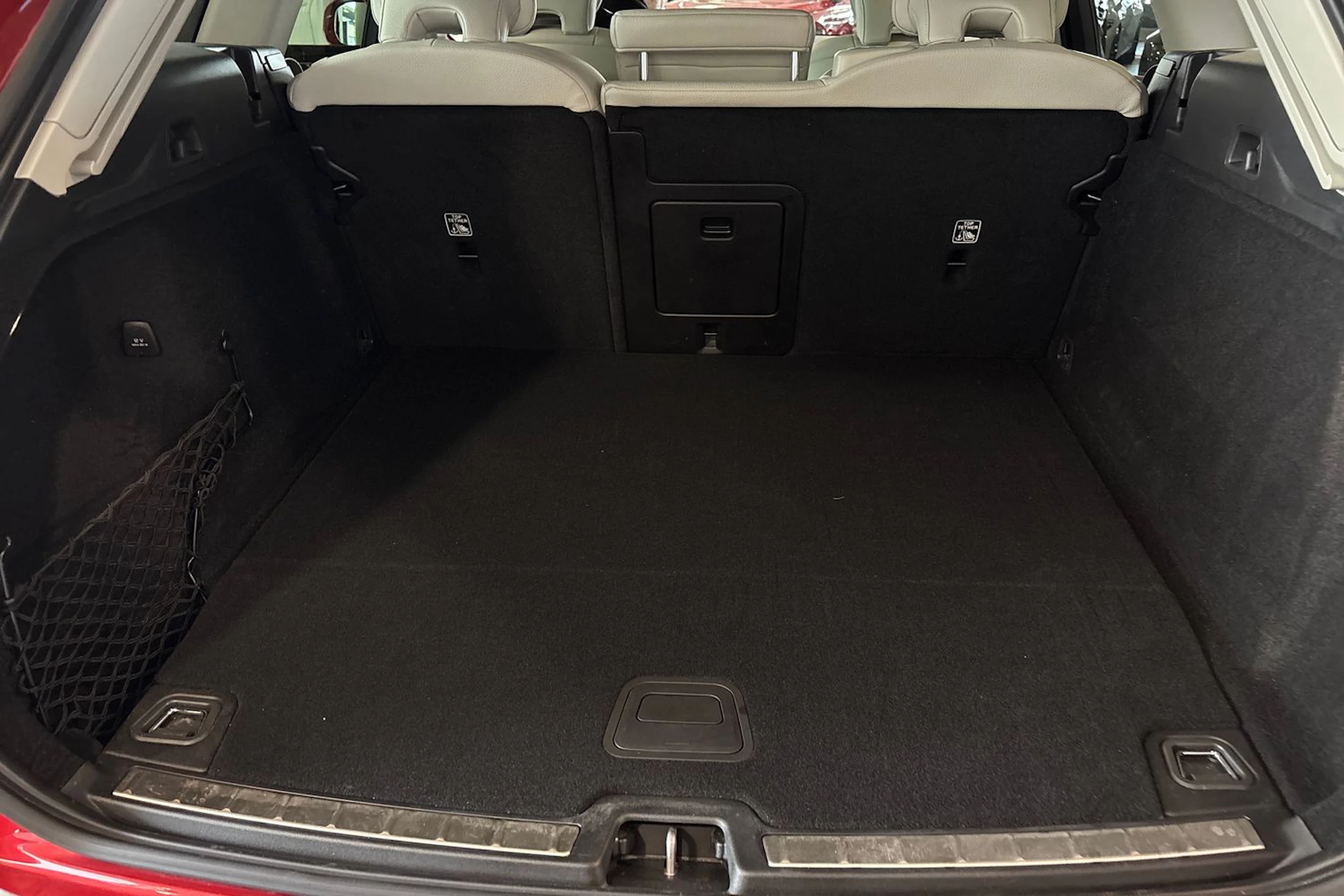 punainen Volvo XC60 2022 kuva 16.