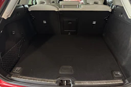 punainen Volvo XC60 2022 kuva 16.